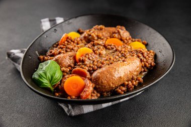 Mercimek ve sebzeli sosis aperatif sebze taze lezzetli gurme yemek arkaplanı masa kırsal gıdanın üstünde fotokopi alanı