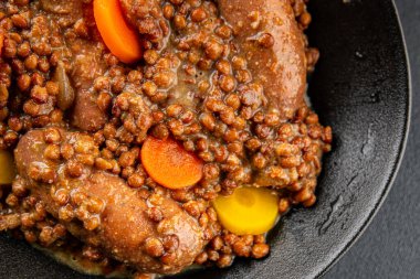 Mercimek ve sebzeli sosis aperatif sebze taze lezzetli gurme yemek arkaplanı masa kırsal gıdanın üstünde fotokopi alanı