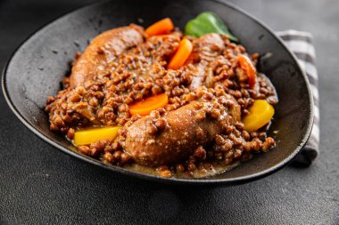 Mercimek ve sebzeli sosis aperatif sebze taze lezzetli gurme yemek arkaplanı masa kırsal gıdanın üstünde fotokopi alanı