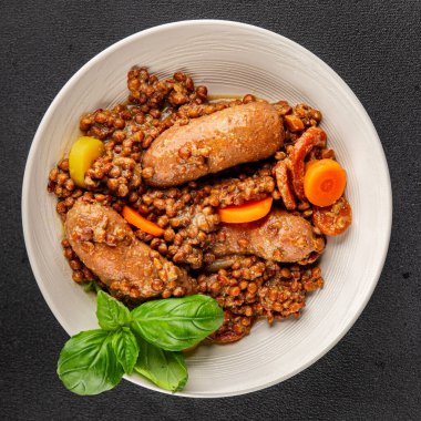 Mercimek ve sebzeli sosis aperatif sebze taze lezzetli gurme yemek arkaplanı masa kırsal gıdanın üstünde fotokopi alanı