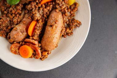 Mercimek ve sebzeli sosis aperatif sebze taze lezzetli gurme yemek arkaplanı masa kırsal gıdanın üstünde fotokopi alanı