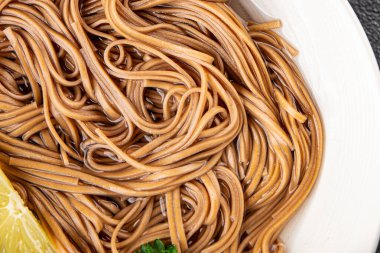 Karabuğday erişteli soba bir kâse taze Asya mutfağı masada rustik yiyecekler üst görünümde fotokopi alanı