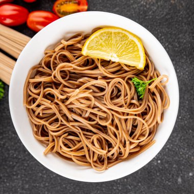 Karabuğday erişteli soba bir kâse taze Asya mutfağı masada rustik yiyecekler üst görünümde fotokopi alanı