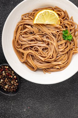 Karabuğday erişteli soba bir kâse taze Asya mutfağı masada rustik yiyecekler üst görünümde fotokopi alanı