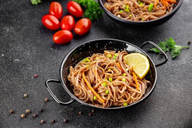 Karabuğday erişteli soba bir kâse taze Asya mutfağı masada rustik yiyecekler üst görünümde fotokopi alanı