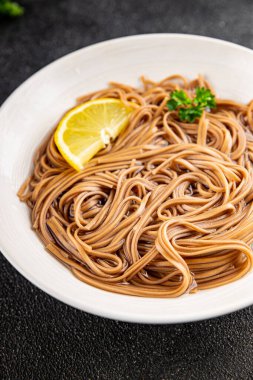 Karabuğday erişteli soba bir kâse taze Asya mutfağı masada rustik yiyecekler üst görünümde fotokopi alanı