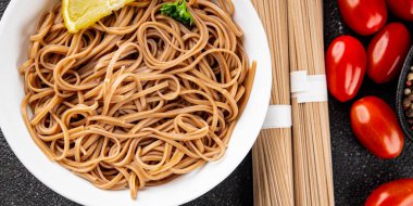 Karabuğday erişteli soba bir kâse taze Asya mutfağı masada rustik yiyecekler üst görünümde fotokopi alanı