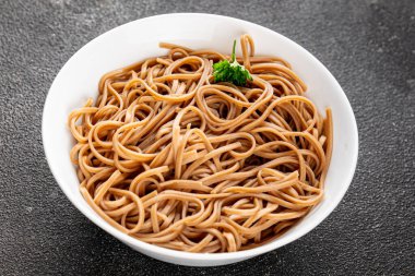 Karabuğday erişteli soba bir kâse taze Asya mutfağı masada rustik yiyecekler üst görünümde fotokopi alanı