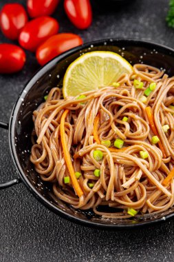 Karabuğday erişteli soba bir kâse taze Asya mutfağı masada rustik yiyecekler üst görünümde fotokopi alanı