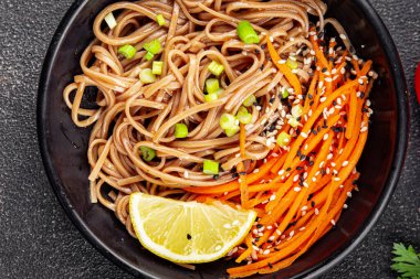Karabuğday erişteli soba bir kâse taze Asya mutfağı masada rustik yiyecekler üst görünümde fotokopi alanı