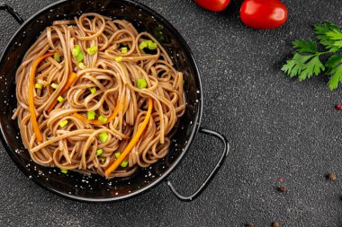 Karabuğday erişteli soba bir kâse taze Asya mutfağı masada rustik yiyecekler üst görünümde fotokopi alanı