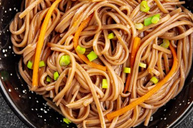 Karabuğday erişteli soba bir kâse taze Asya mutfağı masada rustik yiyecekler üst görünümde fotokopi alanı