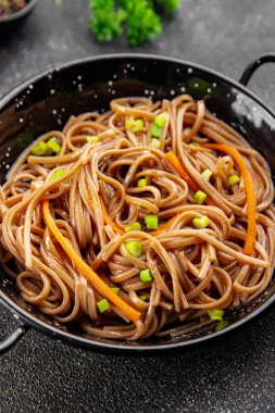 Karabuğday erişteli soba bir kâse taze Asya mutfağı masada rustik yiyecekler üst görünümde fotokopi alanı