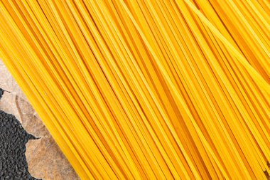 Spagetti makarnası çiğ buğday içeriği masaya taze yemek kırsal yemek üst görünüm uzay yiyecek arka plan fotokopisi