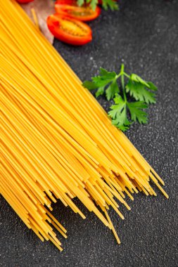 Spagetti makarnası çiğ buğday içeriği masaya taze yemek kırsal yemek üst görünüm uzay yiyecek arka plan fotokopisi