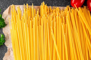 Spagetti makarnası çiğ buğday içeriği masaya taze yemek kırsal yemek üst görünüm uzay yiyecek arka plan fotokopisi
