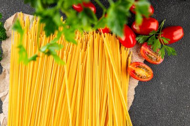 Spagetti makarnası çiğ buğday içeriği masaya taze yemek kırsal yemek üst görünüm uzay yiyecek arka plan fotokopisi