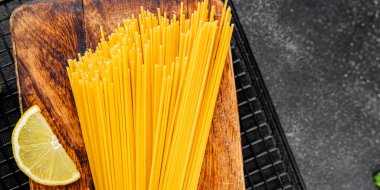 Spagetti makarnası çiğ buğday içeriği masaya taze yemek kırsal yemek üst görünüm uzay yiyecek arka plan fotokopisi
