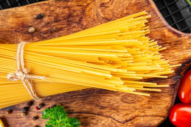 Spagetti makarnası çiğ buğday içeriği masaya taze yemek kırsal yemek üst görünüm uzay yiyecek arka plan fotokopisi