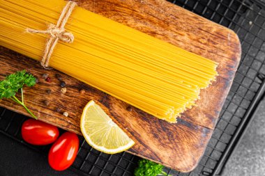 Spagetti makarnası çiğ buğday içeriği masaya taze yemek kırsal yemek üst görünüm uzay yiyecek arka plan fotokopisi