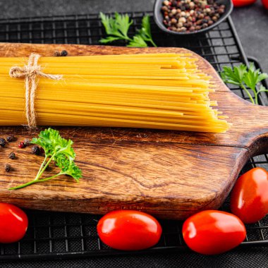 Spagetti makarnası çiğ buğday içeriği masaya taze yemek kırsal yemek üst görünüm uzay yiyecek arka plan fotokopisi