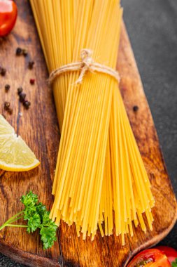 Spagetti makarnası çiğ buğday içeriği masaya taze yemek kırsal yemek üst görünüm uzay yiyecek arka plan fotokopisi