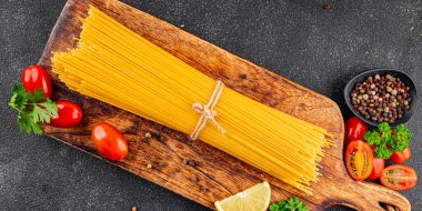 Spagetti makarnası çiğ buğday içeriği masaya taze yemek kırsal yemek üst görünüm uzay yiyecek arka plan fotokopisi