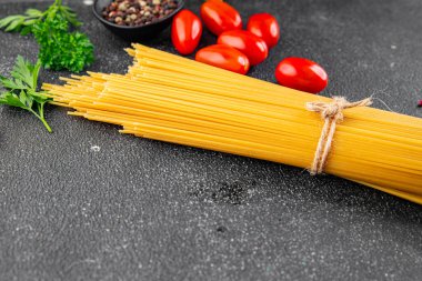 Spagetti makarnası çiğ buğday içeriği masaya taze yemek kırsal yemek üst görünüm uzay yiyecek arka plan fotokopisi