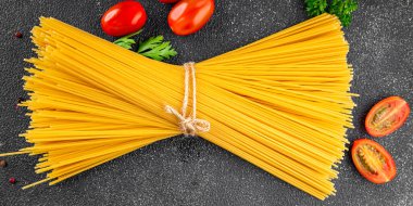 Spagetti makarnası çiğ buğday içeriği masaya taze yemek kırsal yemek üst görünüm uzay yiyecek arka plan fotokopisi