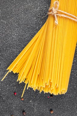 Spagetti makarnası çiğ buğday içeriği masaya taze yemek kırsal yemek üst görünüm uzay yiyecek arka plan fotokopisi