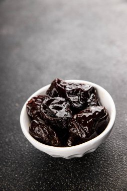 Kuru erikli meyve tütsülenmiş erik, atıştırmalık gurme yemek arka planı masa rustik gıdalar üst görünüm kopyalama alanı 