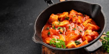 Körili tavuklu körili tavuk, domates sosu taze lezzetli gurme yemek arkaplanı masa kırsal gıdanın üstünde fotokopi alanı.