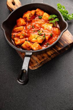 Körili tavuklu körili tavuk, domates sosu taze lezzetli gurme yemek arkaplanı masa kırsal gıdanın üstünde fotokopi alanı.