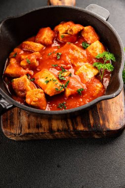 Körili tavuklu körili tavuk, domates sosu taze lezzetli gurme yemek arkaplanı masa kırsal gıdanın üstünde fotokopi alanı.