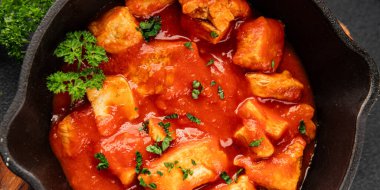 Körili tavuklu körili tavuk, domates sosu taze lezzetli gurme yemek arkaplanı masa kırsal gıdanın üstünde fotokopi alanı.