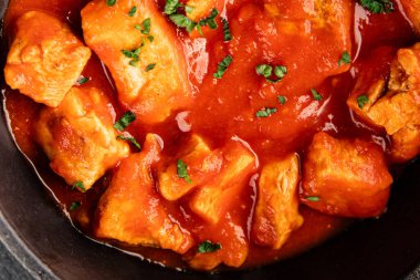 Körili tavuklu körili tavuk, domates sosu taze lezzetli gurme yemek arkaplanı masa kırsal gıdanın üstünde fotokopi alanı.