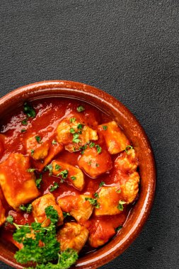 Körili tavuklu körili tavuk, domates sosu taze lezzetli gurme yemek arkaplanı masa kırsal gıdanın üstünde fotokopi alanı.