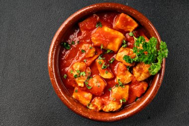 Körili tavuklu körili tavuk, domates sosu taze lezzetli gurme yemek arkaplanı masa kırsal gıdanın üstünde fotokopi alanı.