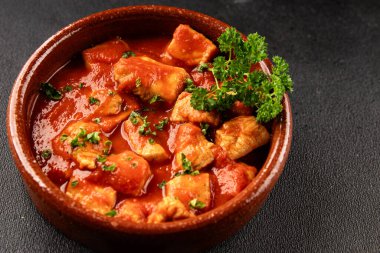 Körili tavuklu körili tavuk, domates sosu taze lezzetli gurme yemek arkaplanı masa kırsal gıdanın üstünde fotokopi alanı.