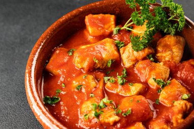 Körili tavuklu körili tavuk, domates sosu taze lezzetli gurme yemek arkaplanı masa kırsal gıdanın üstünde fotokopi alanı.