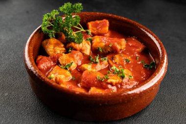 Körili tavuklu körili tavuk, domates sosu taze lezzetli gurme yemek arkaplanı masa kırsal gıdanın üstünde fotokopi alanı.