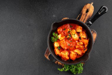 Körili tavuklu körili tavuk, domates sosu taze lezzetli gurme yemek arkaplanı masa kırsal gıdanın üstünde fotokopi alanı.