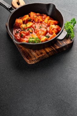 Körili tavuklu körili tavuk, domates sosu taze lezzetli gurme yemek arkaplanı masa kırsal gıdanın üstünde fotokopi alanı.