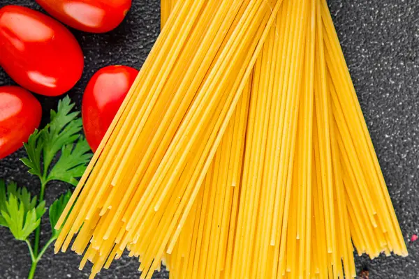 Spagetti makarnası çiğ buğday içeriği masaya taze yemek kırsal yemek üst görünüm uzay yiyecek arka plan fotokopisi
