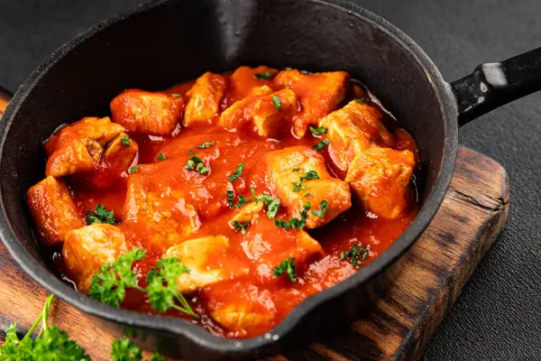 Körili tavuklu körili tavuk, domates sosu taze lezzetli gurme yemek arkaplanı masa kırsal gıdanın üstünde fotokopi alanı.