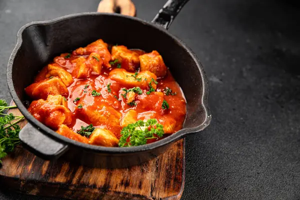 Körili tavuklu körili tavuk, domates sosu taze lezzetli gurme yemek arkaplanı masa kırsal gıdanın üstünde fotokopi alanı.