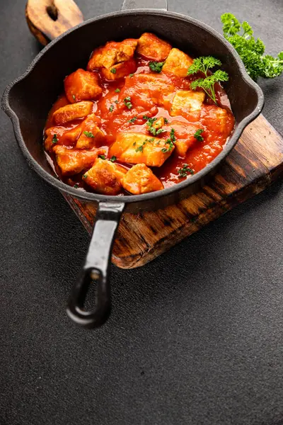 Körili tavuklu körili tavuk, domates sosu taze lezzetli gurme yemek arkaplanı masa kırsal gıdanın üstünde fotokopi alanı.