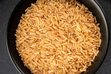 Kahverengi pirinç, tahıl, tahıl, sağlıklı yiyecek, süper yemek, lezzetli gurme, yemek, masa üstü yemek, fotokopi, uzay keto, paleo diyet vejetaryen ve vejetaryen yemekleri.