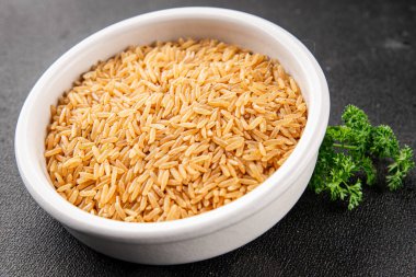 Kahverengi pirinç, tahıl, tahıl, sağlıklı yiyecek, süper yemek, lezzetli gurme, yemek, masa üstü yemek, fotokopi, uzay keto, paleo diyet vejetaryen ve vejetaryen yemekleri.