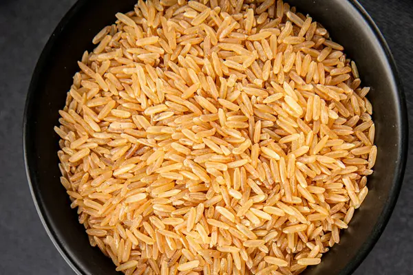 Kahverengi pirinç, tahıl, tahıl, sağlıklı yiyecek, süper yemek, lezzetli gurme, yemek, masa üstü yemek, fotokopi, uzay keto, paleo diyet vejetaryen ve vejetaryen yemekleri.